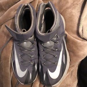 Hyper rev basketball shoe used